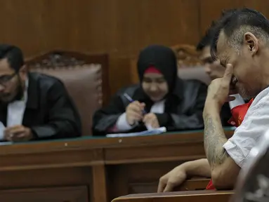 Terdakwa kasus penyalagunaan narkoba, Tio Pakusadewo menunduk saat sidang lanjutan di PN Jakarta Selatan, Kamis (12/7). Sidang beragendakan pembacaan duplik atas replik dari JPU pekan lalu. (Liputan6.com/Faizal Fanani)