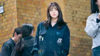Dalam serial "Nevertheless" Han So-hee berperan sebagai seorang mahasiswi bernama Yu Na Bi. Kesehariannya Na Bi lebih sering mengenakan pakaian kasual dan nyaman seperti cardigan dan hoodies. Sebagai mahasiswi seni, Na Bi juga sering memakai overall. (Foto: Netflix)