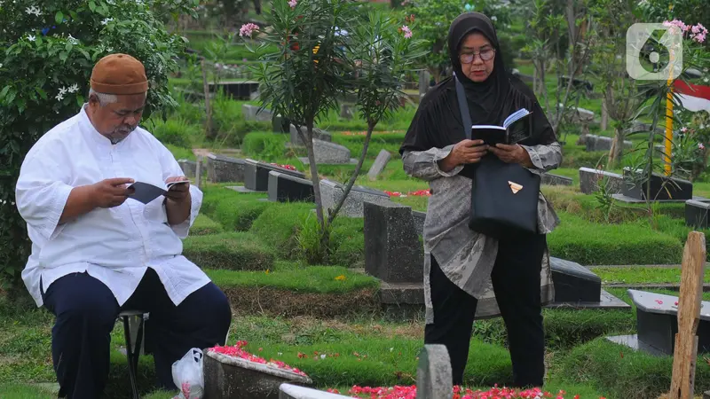 Jelang Puasa Ramadan 1444 H, Warga Ziarah Makam di TPU Malaka Jakarta Timur