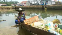 Hampir setiap hari sejak pagi buta, wanita-wanita lansia yang sudah belasan tahun bermukim di pinggir teluk Kendari itu sudah keluar bekerja. (Liputan6.com/Ahmad Akbar Fua)