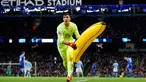 Kiper Everton, Joel Robles melempar sebuah balon pisang keluar lapangan di stadion Etihad, Inggris, (27/1). Kejadian terjadi pada pertandingan semi final leg kedua antara Manchester City menjamu Everton. (Reuters /  Andrew Yates)