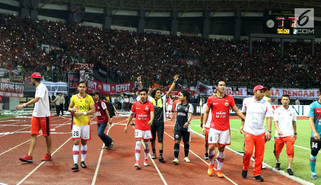 Pemain Persija merayakan kemenangan atas Bhayangkara FC pada laga penutup Liga 1 Indonesia di Stadion Patriot Candrabhaga, Bekasi, Minggu (12/11). Persija unggul 2-1. (Liputan6.com/Helmi Fithriansyah)