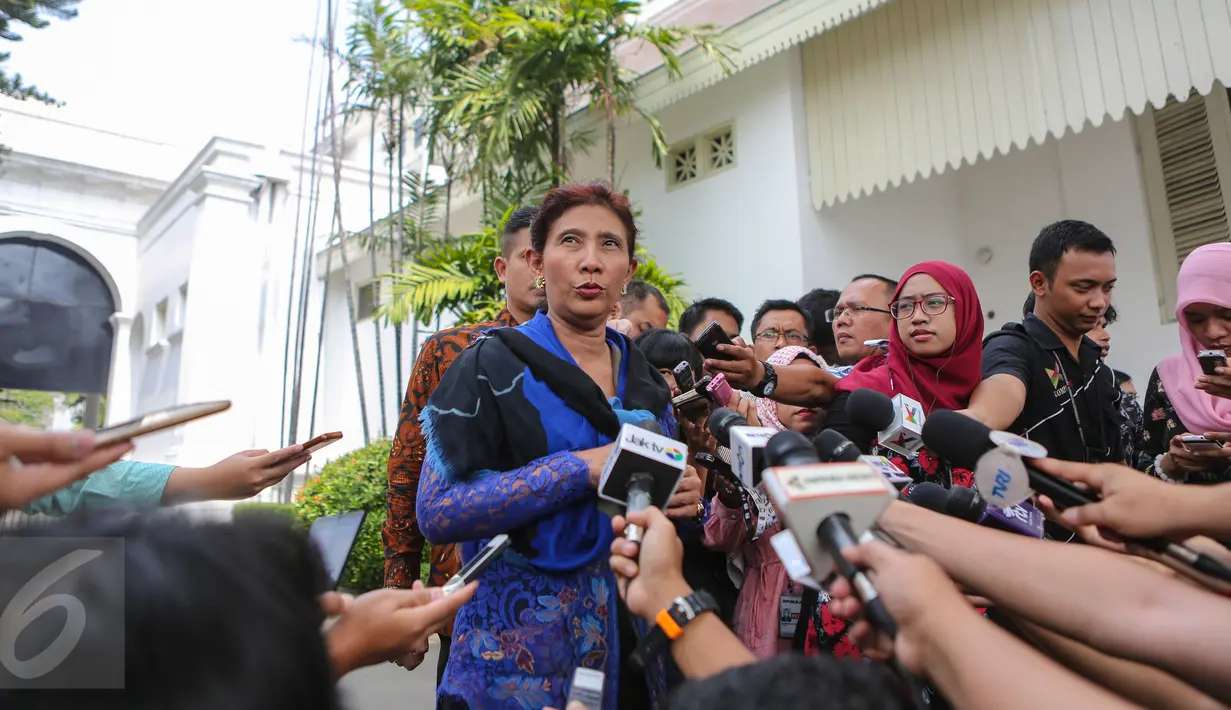 Menteri Kelautan dan Perikanan, Susi Pudjiastuti memberikan keterangan usai menemui Presiden Jokowi di Istana Merdeka, Jakarta, Senin (22/6). Kedatangan Menteri Susi untuk melaporkan dicabutnya izin 15 perusahaan ikan. (Liputan6.com/Faizal Fanani)
