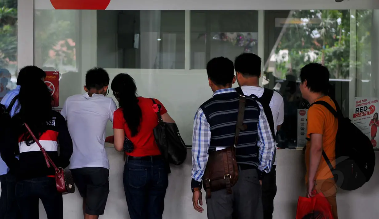 Sejumlah calon penumpang mendatangi tempat penjualan tiket pesawat AirAsia di Terminal 2 Bandara Juanda, Surabaya, Sabtu (3/1). (Liputan6.com/Johan Tallo)