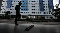 Petugas kebersihan mengepel lantai di Rusun Nagrak, Cilincing, Jakarta Utara, Selasa (15/6/2021). Rencananya, Tower 1-5 Rusun Nagrak akan menjadi tempat isolasi pasien COVID-19. (merdeka.com/Iqbal S. Nugroho)