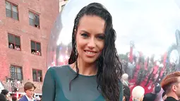 Model Adriana Lima memeriahkan acara MTV Video Music Awards 2019 di Prudential Center, Newark, New Jersey, Senin (26/8/2019). Adriana Lima mengenakan baju renang yang dikamuflase dengan pakaian berbahan lace warna hijau emerald. (Dia Dipasupil/Getty Images for MTV/AFP)