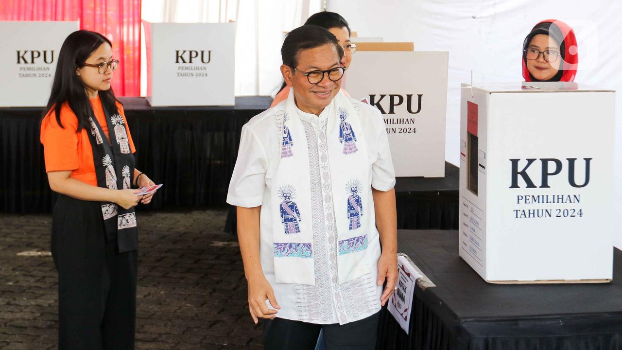 Ditemani Istri dan Anaknya, Pramono Anung Gunakan Hak Pilihnya di TPS 046 Cipete Selatan