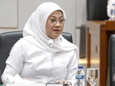 Menteri Ketenagakerjaan Ida Fauziyah saat mengikuti rapat kerja dengan Komisi IX DPR di Kompleks Parlemen Senayan, Jakarta, Selasa (6/6/2023). (Liputan6.com/Faizal Fanani)