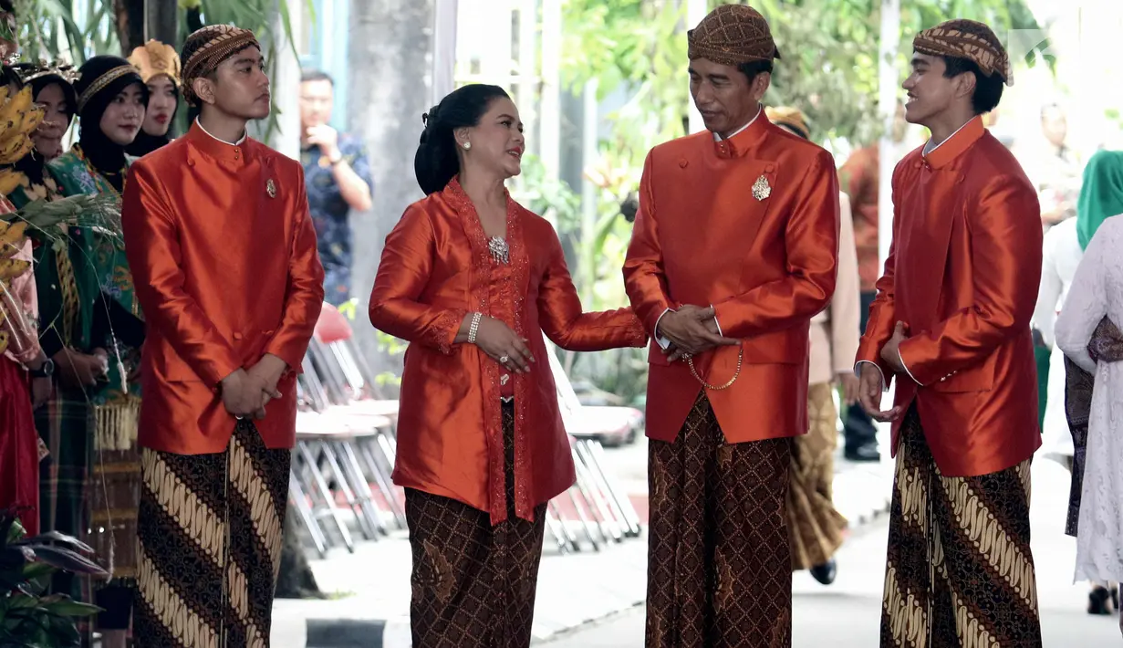 Presiden Jokowi berbincang dengan Ibu Negara, Iriana serta Gibran Rakabuming dan Kaesang Pangarep sambil menunggu tamu yang pulang dari kediamannya di Jalan Kutai Utara, Solo usai prosesi siraman Kahiyang Ayu, Selasa (7/11). (Liputan6.com/Angga Yuniar)