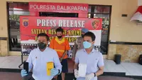 Kasat Reskrim Polresta Balikpapan, Kompol Rengga saat menunjukan barang bukti hasil curian beserta tersangkanya. (Liputan6.com/Istimewa)