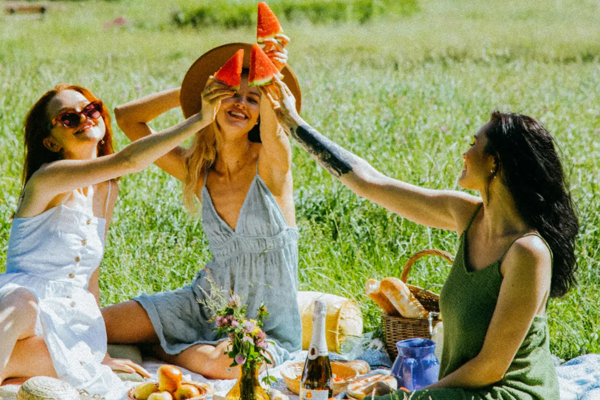 teman perempuan bahagia piknik
