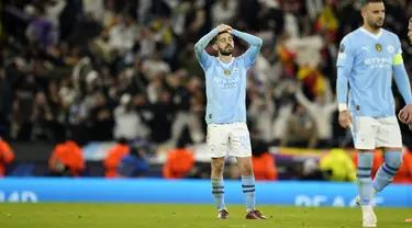 Reaksi gelandang Manchester City Bernardo Silva setelah kalah dari Real Madrid pada duel leg kedua perempat final Liga Champions 2023/2024, di Etihad Stadium, Kamis (18/4/2024) dini hari WIB. (AP Photo/Dave Thompson)