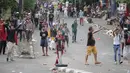 Sejumlah massa terlibat bentrok dengan polisi di kawasan Petamburan, Jakarta Barat, Rabu (22/5/2019). Kapolres Metro Jakarta Barat Kombes Hengki Haryadi menduga kuat massa aksi yang diamankan bukan merupakan warga Jakarta. (Liputan6.com/Faizal Fanani)