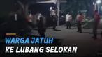 Petugas yang sedang berdiri dan menyaksikan kejadian itu langsung kaget dan segera menolong laki-laki tersebut.