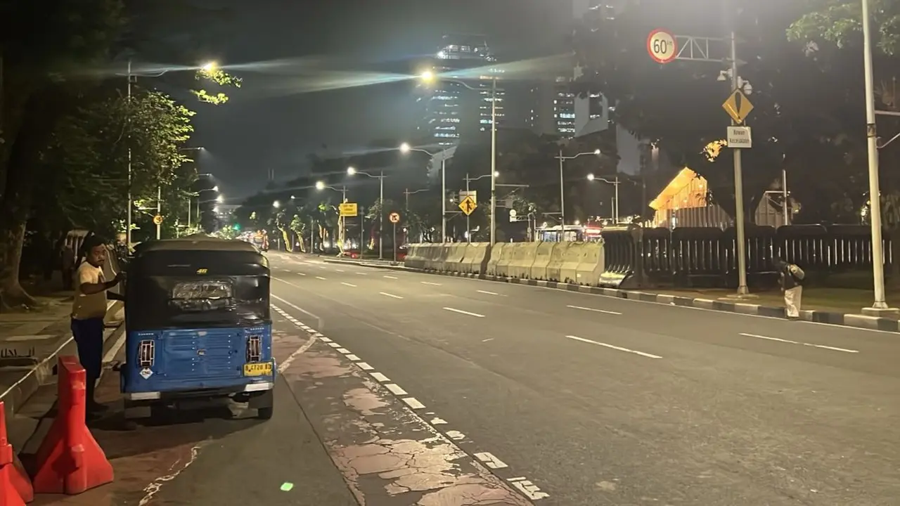 Jalan Merdeka Selatan kembali dibuka pada pukul 18.30 WIB setelah sempat ditutup akibat aksi demo mahasiswa di Patung Arjuna Wijaya, Jakarta.