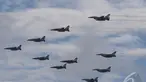 Pesawat tempur jenis F-16 beraksi saat sertijab KSAU di Halim Perdanakusuma, Jakarta, Kamis (15/1/2015). (Liputan6.com/Herman Zakharia)