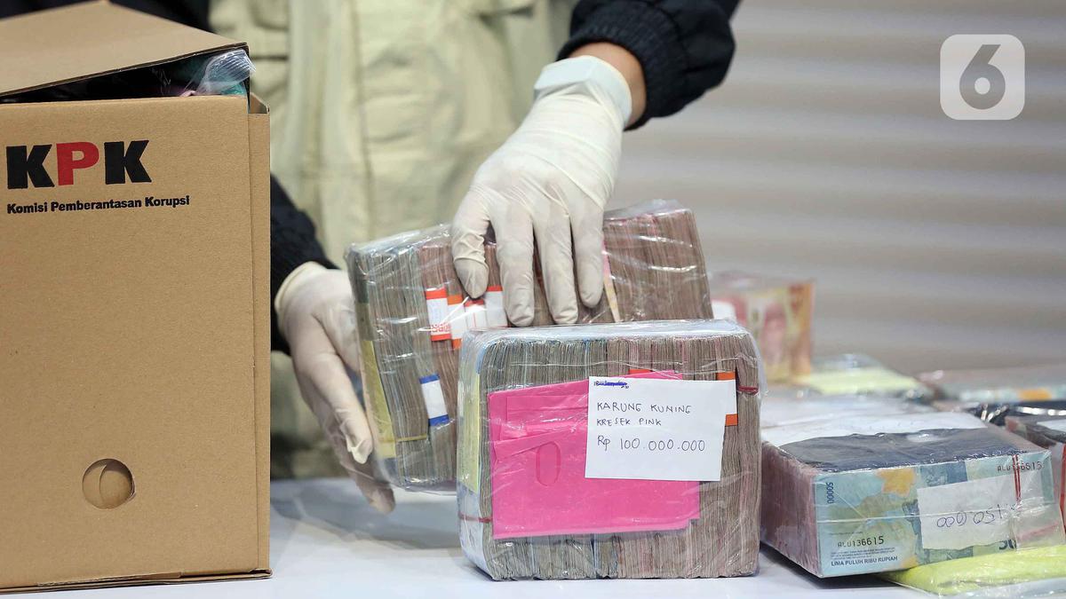 Penampakan Tumpukan Uang Sitaan Hasil OTT Bupati Pati Sudewo