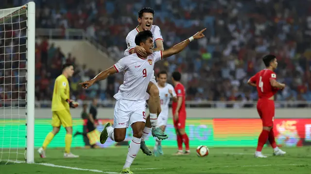 Pemain Timnas Indonesia, Ramadhan Sananta (depan) melakukan selebrasi bersama Justin Hubner setelah mencetak gol ketiga timnya ke gawang Vietnam pada laga Grup F Kualifikasi Piala Dunia 2026 di My Dinh Stadium, Vietnam, Selasa (26/03/2024). (Dok.PSSI)