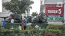 Aktivitas petugas kebersihan di salah satu tower Rusun Nagrak Cilincing, Jakarta, Rabu (1/9/2021). Penutupan dilakukan usai kasus positif Covid-19 di Jakarta terus menurun serta jumlah pasien isolasi di RSDC Wisma Atlet Kemayoran sudah jauh berkurang. (merdeka.com/Iqbal S. Nugroho)