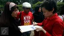 Sejumlah warga mengisi formulir pendataan dan pengumpulanKTP di depan Balai Kota, Jakarta, Kamis (5/11). Pendataan dan pengumpulan KTP tersebut sebagai petisi penangguhan penahanan Ahok sebagai Tahanan Kota. (Liputan6.com/Johan Tallo)