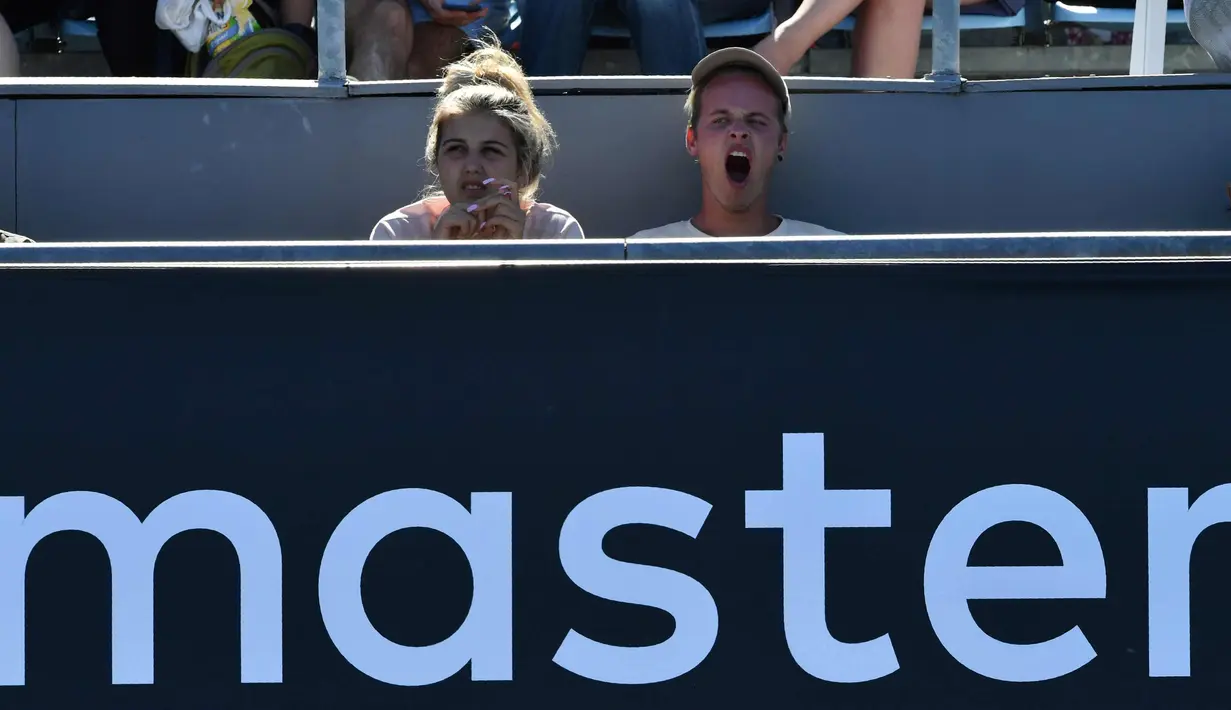 Seorang penonton menguap saat menyaksikan pertandingan antara petenis Australia Olivia Rogowska dan petenis Australia Jaimee Fourlis pada hari pertama turnamen tenis Australia Terbuka di Melbourne (15/1). (AFP Photo/Paul Crock)