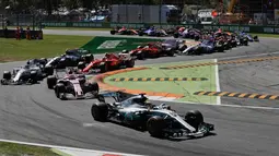 Pembalap Mercedes Lewis Hamilton memimpin balapan pada putaran pertama dalam balapan F1 GP Italia, di arena Monza, Italia (3/9). (AP Photo/Luca Bruno)