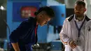 Seorang Atlet Wushu sedang mendengar instruksi Pelatihnya sebelum bertanding pada Kejuaraan Dunia Wushu 2015 di Istora, Senayan, Jakarta, Selasa (17/11/2015). (Bola.com/Nicklas Hanoatubun)