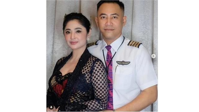 Sempat Dikira Putus, Ini 6 Potret Dewi Perssik dan Rully yang Makin Mesra