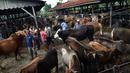 Orang-orang berkumpul di pasar yang menjual ternak menjelang perayaan Idul Fitri yang menandai berakhirnya bulan suci Ramadan di Sibreh, provinsi Aceh (20/5/2020). (AFP/Chaideer Mahyuddin)