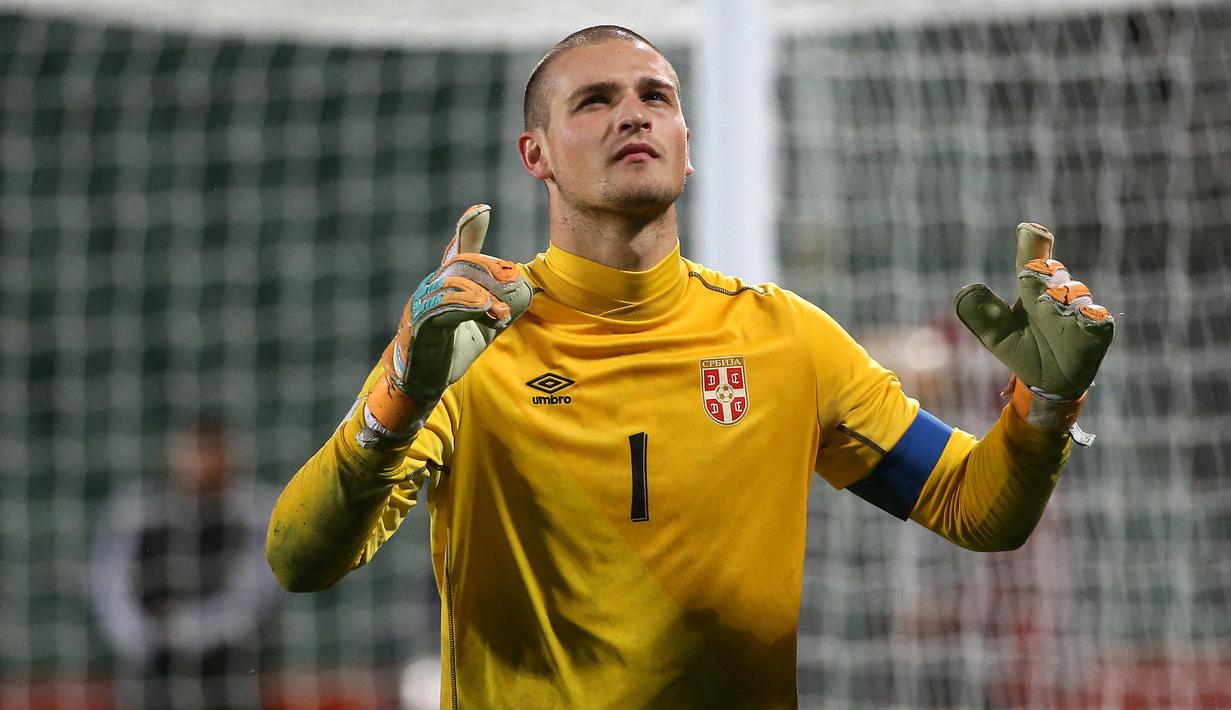 Kiper Serbia, Predrag Rajkovic melakukan selebrasi setelah menghalau tendangan penalti yang dilesatkan oleh pemain Amerika Serikat pada laga perempat final Piala Dunia U-20 2015 di Auckland, 14 Juni 2015. Rajkovic terpilih sebagai kiper terbaik pada turnamen tersebut. Ia juga sukses mengantarkan negaranya sebagai juara di Piala Dunia U-20 2015 dengan mengalahkan Brasil dengan skor 2-1. (AFP/Fiona Goodall)