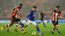 Striker Leicester, Ayoze Perez, berusaha melepaskan tendangan saat melawan Southampton pada laga Premier League di Stadion St Mary, Southampton, Jumat (25/10). Southampton kalah 0-9 dari Leicester. (AFP/Glyn Kirk)