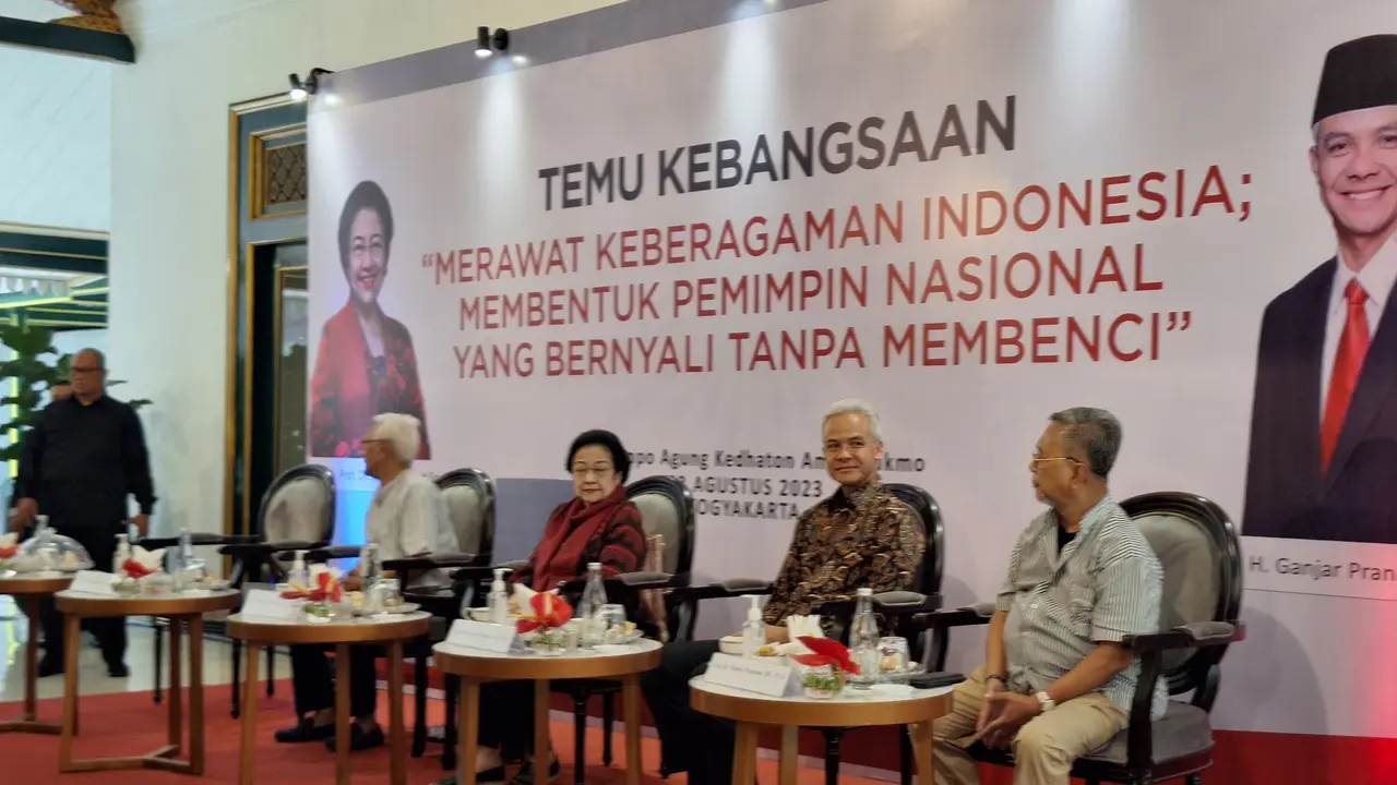 Bakal calon presiden (bacapres) 2024 Ganjar Pranowo saat menghadiri acara Temu Kebangsaan yang dilaksanakan di Pendopo Agung Ambarrukmo, Yogyakarta, Selasa (22/8/2023).