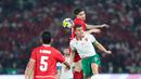 Pemain Timnas Indonesia, Kevin Diks, duel udara dengan pemain Bulgaria, Vladimir Nikolov, dalam laga final FIFA Series 2026 di Stadion Utama Gelora Bung Karno (SUGK), Senayan, Jakarta, Senin (30/03/2026). (Bola.com/M Iqbal Ichsan)