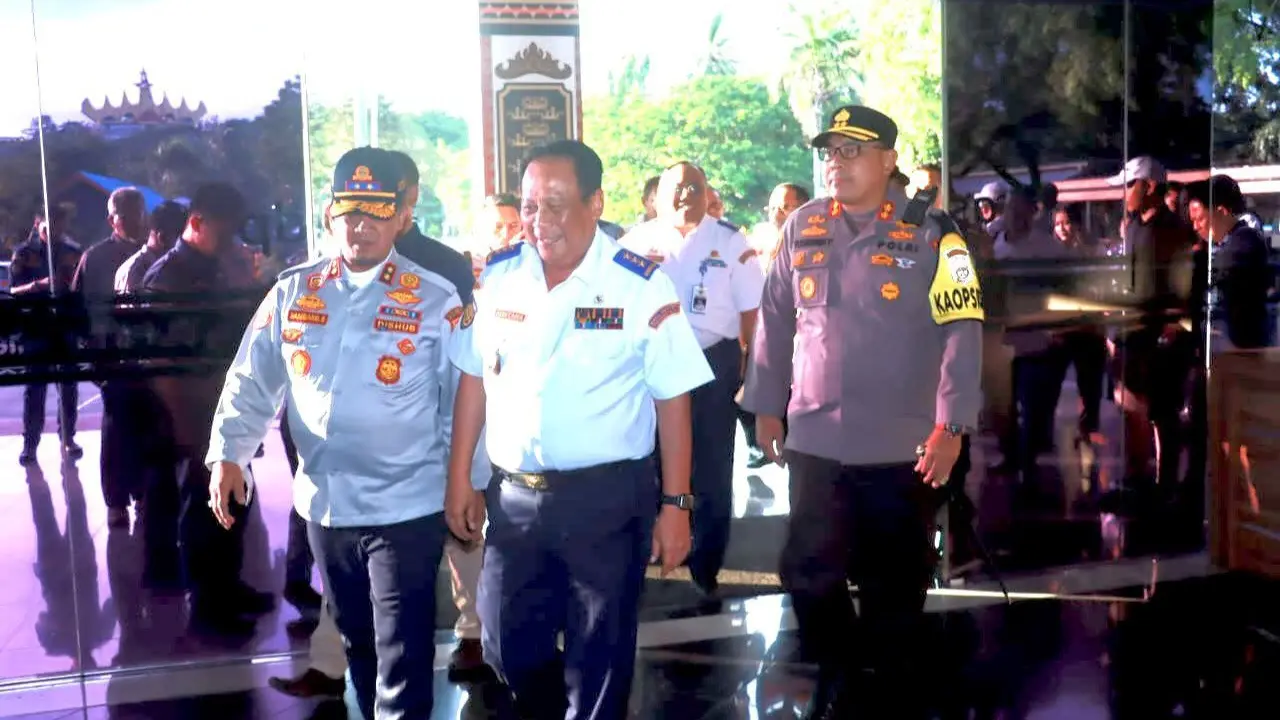 Wakil Menteri Perhubungan (Wamenhub) Suntana meninjau kesiapan Pelabuhan Bakauheni pada arus balik libur Natal 2024 dan Tahun Baru 2025 (Nataru) di Bakauheni, Lampung Selatan.  Foto : (Istimewa).