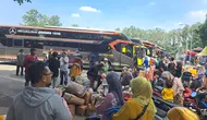 Hampir 13 ribu penumpang memadati Terminal Antar Kota dan Provinsi Poris Plawad Kota Tangerang di masa angkutan lebaran 3 sampai 15 April 2024 (Liputan6.com/Pramita Tristiawati)