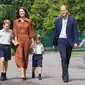 Kate Middleton dan Pangeran William mengantarkan ketiga anak mereka ke sekolah baru yang terletak di Berkshire, Inggris. (dok. Jonathan Brady / POOL / AFP)