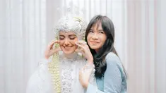 Salsadhilla Juwita membagikan potretnya saat mengantarkan Nadya Mustika Rahayu ke pelaminan. Dalam caption, anak pertama Iis Dahlia itu sudah menganggap Nadya seperti adiknya sendiri. Ia pun turut senang dan berdoa agar pernikahan tersebut menjadi awal dari kebahagiaan Nadya untuk selamanya. (Liputan6.com/IG/@salshaindradjaja)