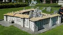 Miniatur Biara Rila Bulgaria di Taman Minimundus, Klagenfurt, Austria, Senin (8/8). Taman Minimundus menampilkan aneka bangunan unik dari berbagai negara. (REUTERS/Heinz-Peter Bader)