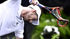 Petenis Skotlandia, Andy Murray, mematahkan raketnya setelah ditaklukkan petenis Australia, Alex De Minaur, pada laga Paris Masters di Accor Arena, Paris, Senin (30/10/2023). (AFP/Julien De Rosa)