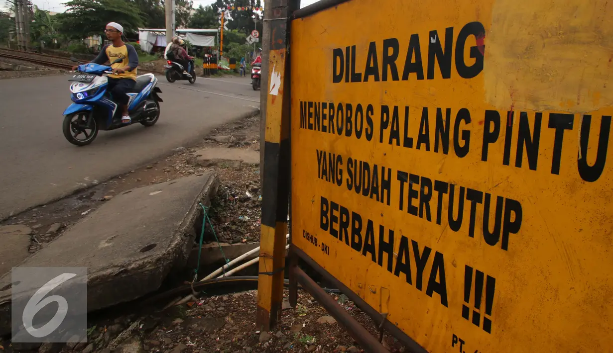 Plang lalu lintas yang terpampang di perlintasan kereta api Bintaro, Jakarta, Senin (16/1). Menurut pihak Dinas Bina Marga DKI Jakarta, rencananya jalan layang itu akan memiliki panjang 430 meter dengan lebar 9 meter. (Liputan6.com/Gempur M. Surya)