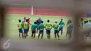Pelatih Timnas Indonesia, Alfred Riedl (kaos merah) memberi arahan saat latihan jelang leg 1 Semifinal Piala AFF 2016 melawan Vietnam di Stadion Pakansari, Bogor, Selasa (29/11). Indonesia melakukan latihan tertutup. (Liputan6.com/Helmi Fithriansyah)
