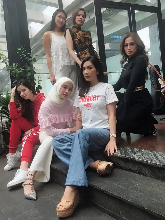 [Bintang] Berhijab, Chacha Frederica Mengaku Masih Seperti Dulu