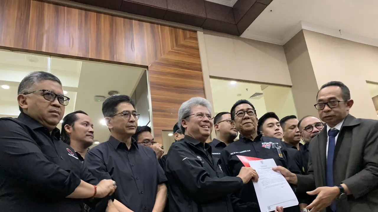 Tim hukum dari Tim Pemenangan Nasional (TPN) Ganjar Pranowo-Mahfud Md mendaftarkan gugatan permohonan perkara Perselisihan Hasil Pemilihan Umum (PHPU) 2024 di Mahkamah Konstitusi (MK), Sabtu sore (23/3/2024). (Liputan6.com/Delvira Hutabarat)