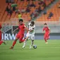 Pemain timnas  Amerika Serikat U-17 David Vazquez berebut bola dengan pemain timnas Korea Selatan U-17 Jehoon Cha pada laga pertama Grup E Piala Dunia U-17 2023 di Jakarta International Stadium, Jakarta, Minggu (12/11/2023) WIB. (Doc. LOC WCU17/BRY)