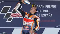 Ekspresi kegembiraan Marc Marquez setelah menjuarai balapan MotoGP Jerez di Sirkuit Jerez, Minggu (6/5/2018). (AP/Miguel Morenatti)