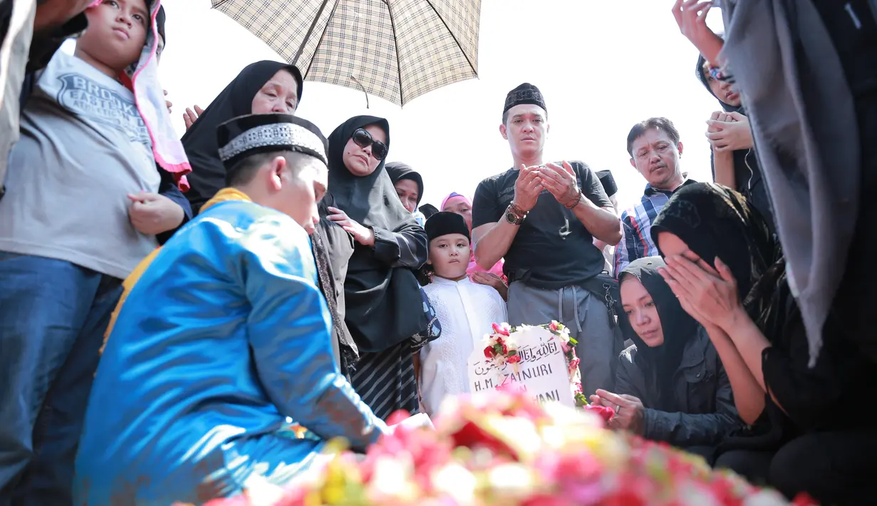 Almarhum meninggal dunia akibat jantung dan ginjal yang kurang berfungsi dalam usia 78 tahun. Dengan meninggalkan seorang istri, enam orang anak serta 17 cucu. (Adrian Putra/Bintang.com)