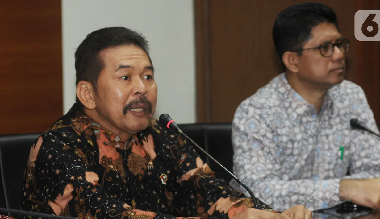Jaksa Agung ST Burhanudin (kiri) dan Wakil Ketua KPK Laode Muhammad Syarif menyampaikan keterangan usai melakukan pertemuan di Gedung KPK, Jakarta, Jumat (8/11/2019). Pertemuan membahas sinergi dalam penanganan pemberantasan tindak korupsi antara KPK dan Kejaksaan Agung. (merdeka.com/Dwi Narwoko)