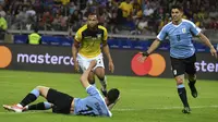 Striker Timnas Uruguay, Luis Suarez (kanan), berselebasi setelah pemain Ekuador, Arturo Mina, membuat gol bunuh diri pada laga Grup C Copa America 2019, di Estádio Governador Magalhães Pinto, Senin (17/6/2019). (Luis Acosta/AFP)