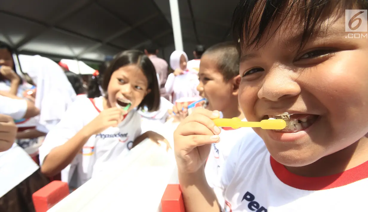 Puluhan siswa-siswi menggosok gigi pada Hari Kesehatan Gigi dan Mulut Sedunia 2018 di SDN Tebet Timur 01 Pagi, Jakarta, Selasa (20/3). Gosok gigi yang digelar Pepsodent mendukung pemerintah menuju Indonesia Bebas Karies 2030. (Liputan6.com/Pool/Doni)