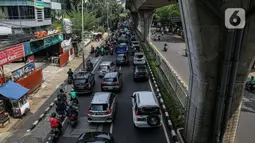 Suasana kemacetan di Jalan Kapten Tendean, Mampang Prapatan, Jakarta, Senin (7/6/2021). Kemacetan arus lalu lintas dari arah Jalan Kapten Tendean menuju kawasan Blok M disebabkan penyempitan jalan karena adanya proyek galian SJUT yang memakan sebagian badan jalan. (Liputan6.com/Faizal Fanani)